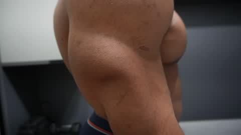 Snapshot of henrimusclee chatting on April 5, 2026, 12:52 am Henri online show from April 5, 2026, 12:52 am