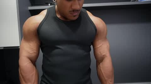 Snapshot of henrimusclee chatting on May 20, 2026, 8:15 pm Henri online show from May 20, 2026, 8:15 pm