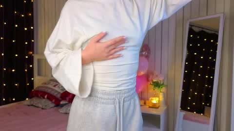 Nicole online show from April 7, 2026, 8:42 pm