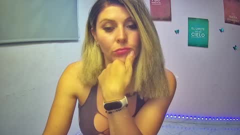 Hestesiaxx online show from September 10, 2025, 1:38 am