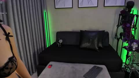 Snapshot of hexavelle chatting on October 17, 2025, 8:22 pm HEXAVELLE online show from October 17, 2025, 8:22 pm