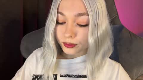 Snapshot of hey_nora_ chatting on June 25, 2026, 5:23 am Nora online show from June 25, 2026, 5:23 am