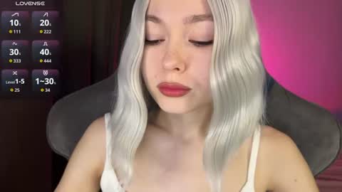 Snapshot of hey_nora_ chatting on July 4, 2026, 12:17 am Nora online show from July 4, 2026, 12:17 am