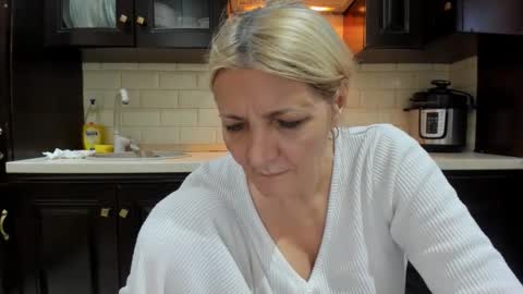 Snapshot of heyheygrey chatting on September 18, 2025, 7:43 am Heyheygrey online show from September 18, 2025, 7:43 am