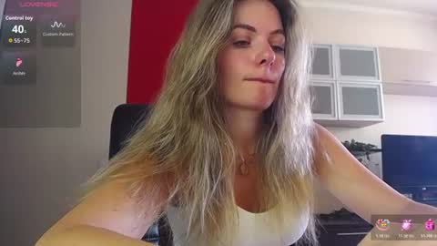 Snapshot of hi_bye_ chatting on July 20, 2026, 7:55 am Lina online show from July 20, 2026, 7:55 am