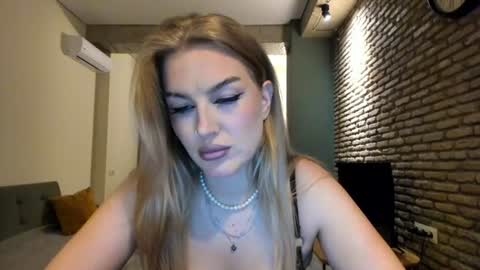Snapshot of hi_lina chatting on June 14, 2026, 2:24 am Hi lina online show from June 14, 2026, 2:24 am