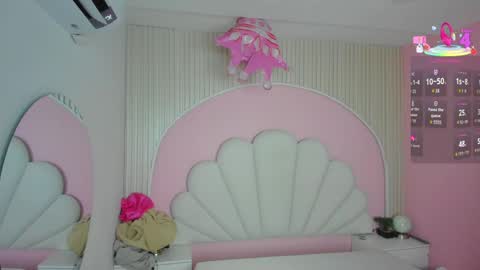 hinata_dolly online show from April 4, 2026, 11:08 am