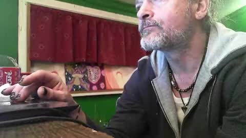 hippiedad333 online show from March 3, 2026, 1:34 am