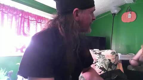 hippiedad333 online show from April 11, 2026, 7:40 pm