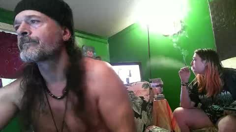 hippiedad333 online show from April 16, 2026, 9:39 pm