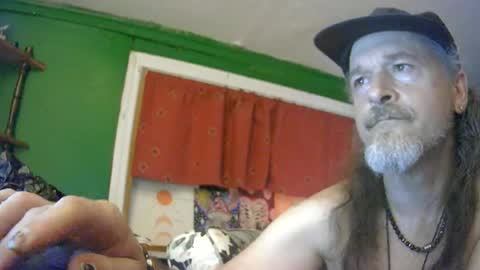 hippiedad333 online show from June 24, 2026, 4:33 am