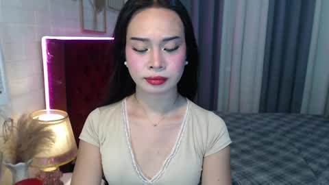 hoelymolly online show from April 21, 2026, 1:42 am