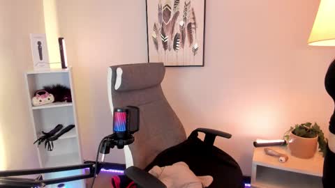 Hollie online show from March 2, 2026, 12:34 pm