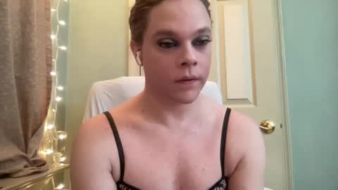 Snapshot of holly23hopefull chatting on January 1, 2025, 12:11 am Hollys Drive threw Side Of CB. online show from January 1, 2025, 12:11 am