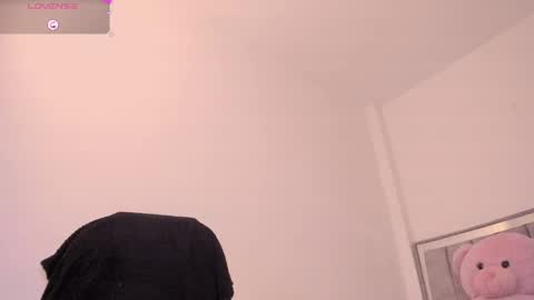 holly_16 online show from April 10, 2026, 7:07 pm