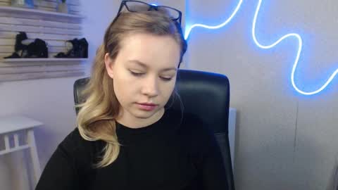 Holly online show from March 7, 2025, 1:09 am