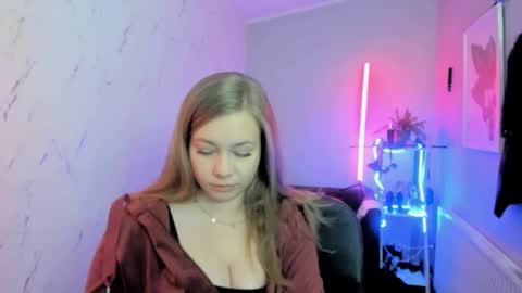 Holly online show from November 22, 2025, 7:46 pm