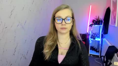 Holly online show from January 18, 2026, 8:01 pm