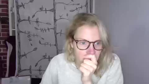 Snapshot of holly_bourbon chatting on October 20, 2025, 8:20 pm holly_bourbon online show from October 20, 2025, 8:20 pm