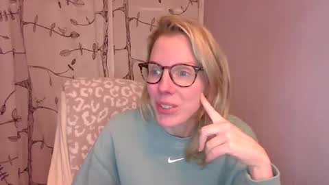 Snapshot of holly_bourbon chatting on October 31, 2025, 12:55 am holly_bourbon online show from October 31, 2025, 12:55 am