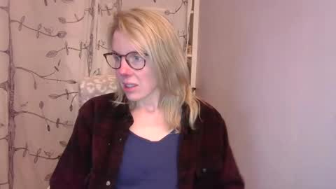 Snapshot of holly_bourbon chatting on November 14, 2025, 1:59 am holly_bourbon online show from November 14, 2025, 1:59 am
