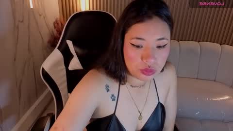 Holly  online show from November 5, 2025, 1:22 pm