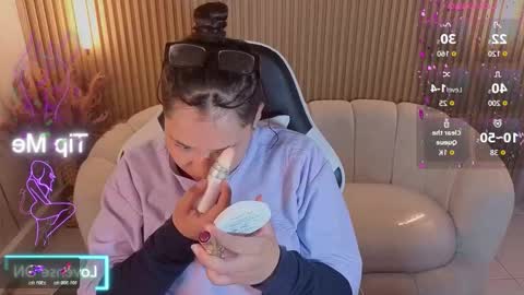 Holly  online show from November 17, 2025, 12:55 pm