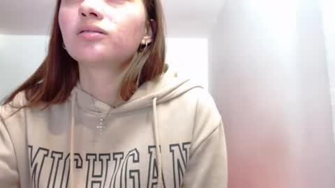 Juli online show from March 19, 2026, 3:54 am