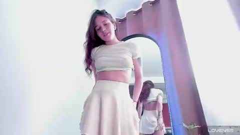 honeeeey_ online show from February 21, 2025, 10:04 pm