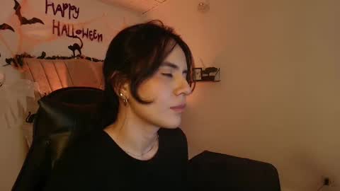   online show from October 16, 2025, 3:02 pm