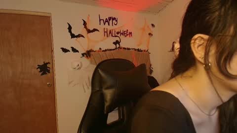   online show from October 23, 2025, 3:11 pm