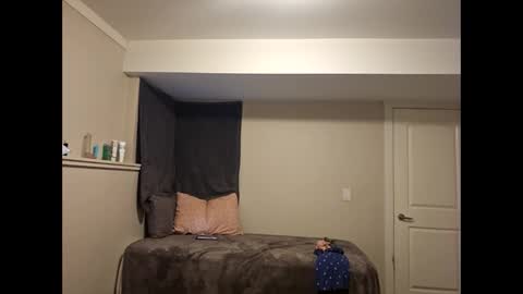 Honey XO XO online show from April 18, 2026, 3:32 am