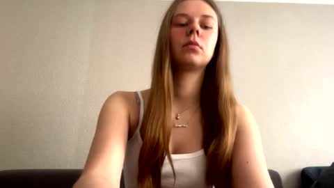 Snapshot of honeyaskren chatting on May 15, 2026, 9:27 am Klara online show from May 15, 2026, 9:27 am