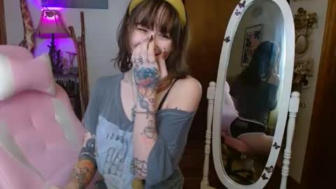 Honey Bee online show from January 28, 2025, 8:47 pm