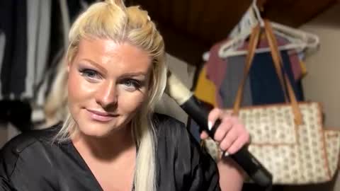 Snapshot of honeybuhnny chatting on February 21, 2026, 2:23 am honeybuhnny online show from February 21, 2026, 2:23 am