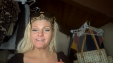 Snapshot of honeybuhnny chatting on February 22, 2026, 2:34 am honeybuhnny online show from February 22, 2026, 2:34 am