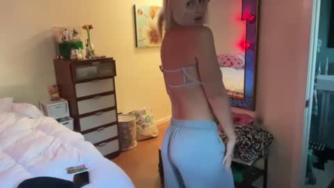 honeybun_z online show from February 9, 2025, 6:26 pm