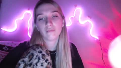 honeyveil online show from March 17, 2026, 5:49 pm