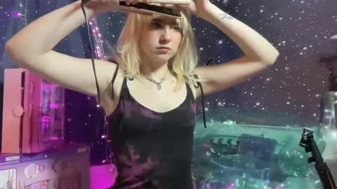 Snapshot of honeyxlimbed chatting on January 17, 2025, 12:10 am Emi Rose online show from January 17, 2025, 12:10 am