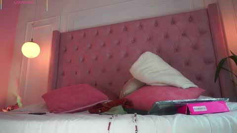 Honey Moon  Help me to reach 100 thumbs up online show from April 17, 2026, 7:39 pm