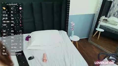 Snapshot of hornybarelylegalgirl chatting on December 3, 2024, 6:28 pm Khloe online show from December 3, 2024, 6:28 pm