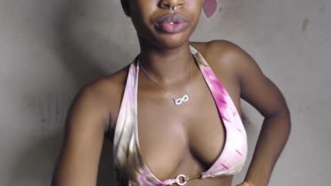 Snapshot of hornyslut_xx chatting on June 8, 2026, 7:25 pm Bella online show from June 8, 2026, 7:25 pm
