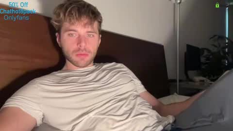 Snapshot of hot8pack01 chatting on November 19, 2025, 9:15 pm Edward aka Wolf online show from November 19, 2025, 9:15 pm