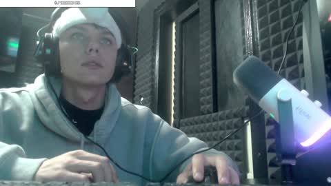 Snapshot of hot_boy_2002_ chatting on December 18, 2024, 10:02 pm Hot boy 2002 online show from December 18, 2024, 10:02 pm