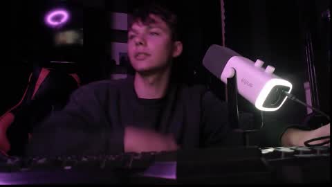 Snapshot of hot_boy_2002_ chatting on October 3, 2025, 7:44 pm Hot boy 2002 online show from October 3, 2025, 7:44 pm