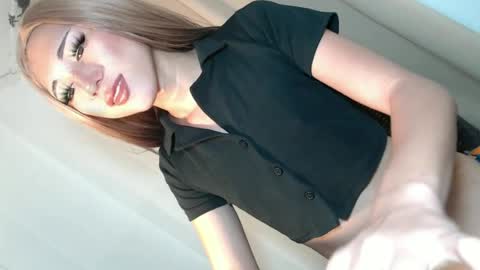 Snapshot of hot_little_angel18 chatting on June 28, 2026, 3:23 am hot_little_angel18 online show from June 28, 2026, 3:23 am