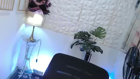 hot_petit69 online show from November 14, 2025, 6:17 pm