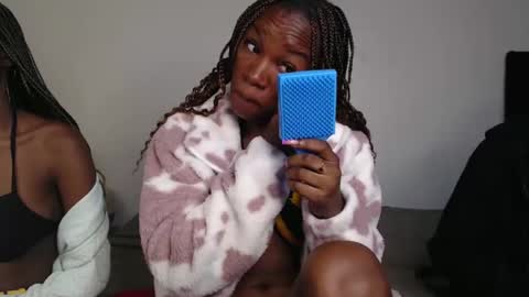 Snapshot of hot_petite1 chatting on December 4, 2024, 3:37 am Hot petite online show from December 4, 2024, 3:37 am