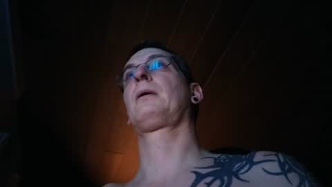 Snapshot of hotbeexxx81 chatting on June 20, 2026, 8:22 pm Tom online show from June 20, 2026, 8:22 pm