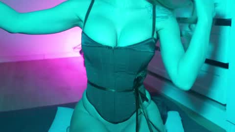 Bella online show from April 4, 2026, 9:45 pm